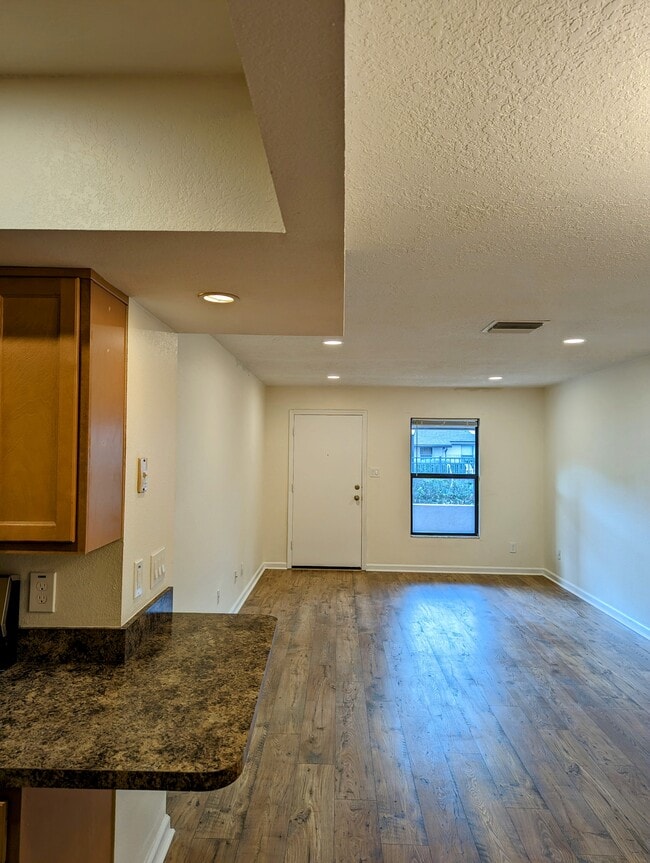 Building Photo - 3134 Plaza Terrace Dr