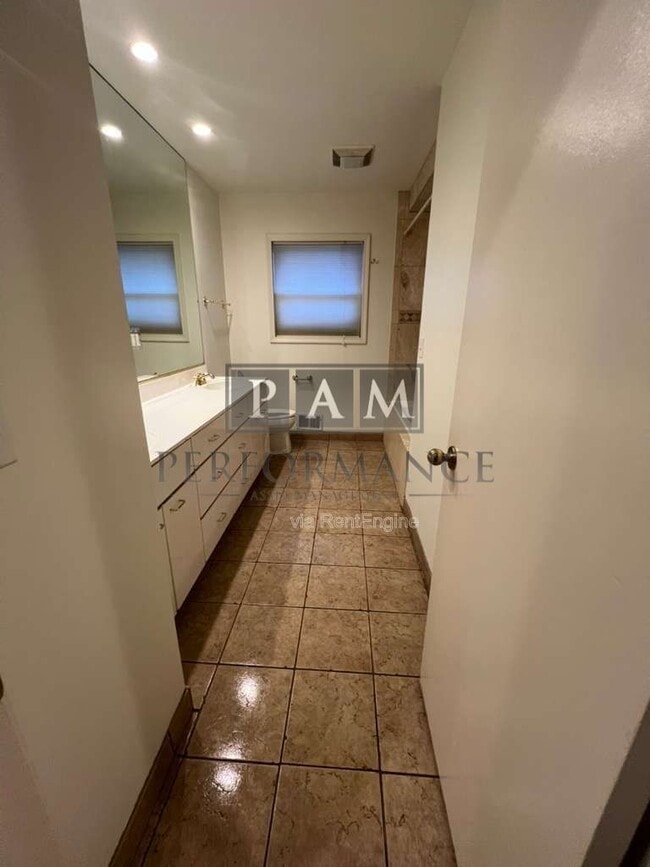 Building Photo - 8862 N Malibu Dr