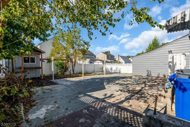 Building Photo - 2144 Tyler St