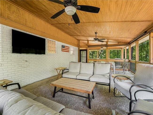 Building Photo - 6265 Lakeview Dr