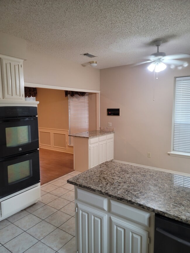 Kitchen with double overn - 2712 Powderhorn Dr