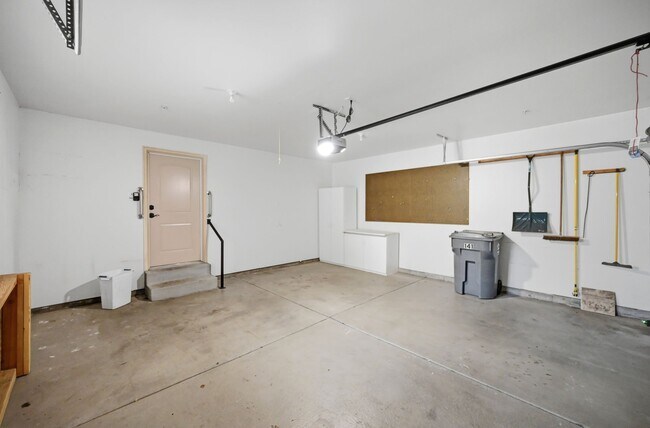 Building Photo - 141 930 E