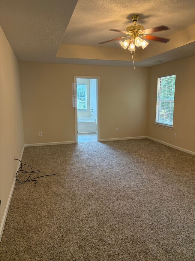 Building Photo - Large Home in Established Neighborhood