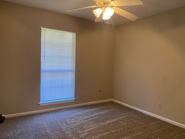 Building Photo - Dreamy 3 bedroom !