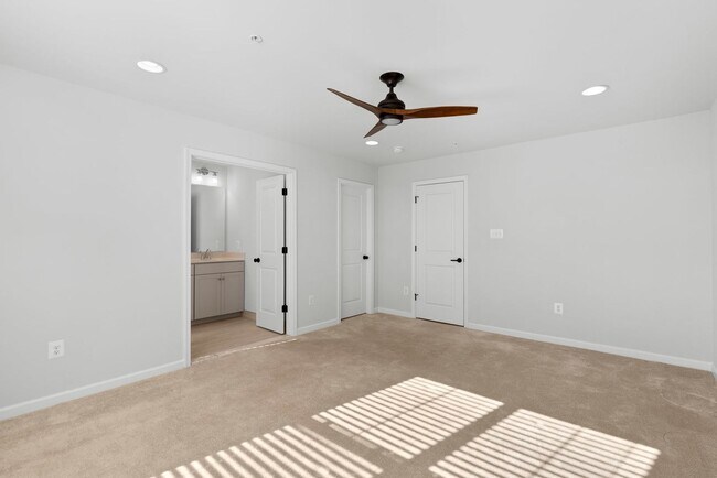 Building Photo - 3 Bed 2.5 Bath - Clarksburg Townhouse - Attached 2 Car Garage