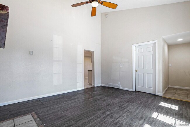 Building Photo - "Spacious 5-Bedroom Denver Gem with 2.5 Baths and 1,920 Sq Ft of Comfort!"