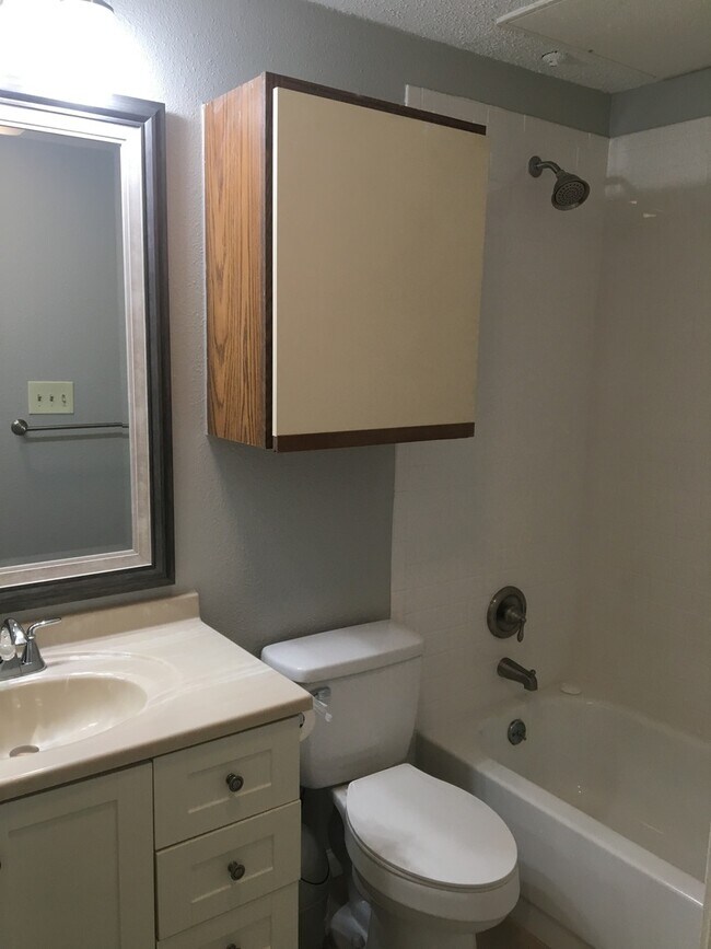 Building Photo - UT PRE LEASE: Updated 2 BR / 2 BA West Cam...