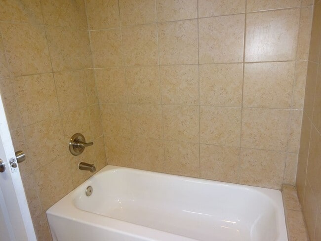 Building Photo - For Lease 1st Floor Unit | 2 Bed, 1 Bath | 860 Sq Ft | Southland Terrace Community |
