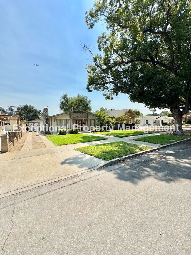 Building Photo - Great 2 bed 1 bath Craftsman home!