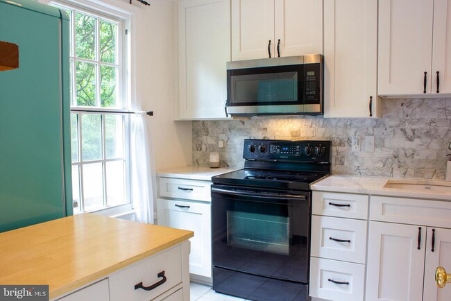 Building Photo - 3517 Chevy Chase Lake Dr