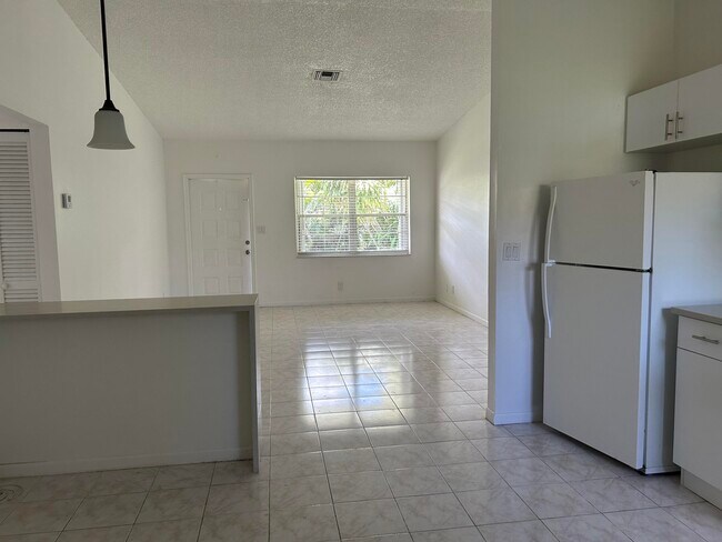Building Photo - 6140 SW 41st Ct