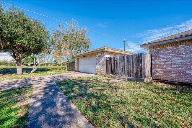 Building Photo - 830 Kenforest Dr