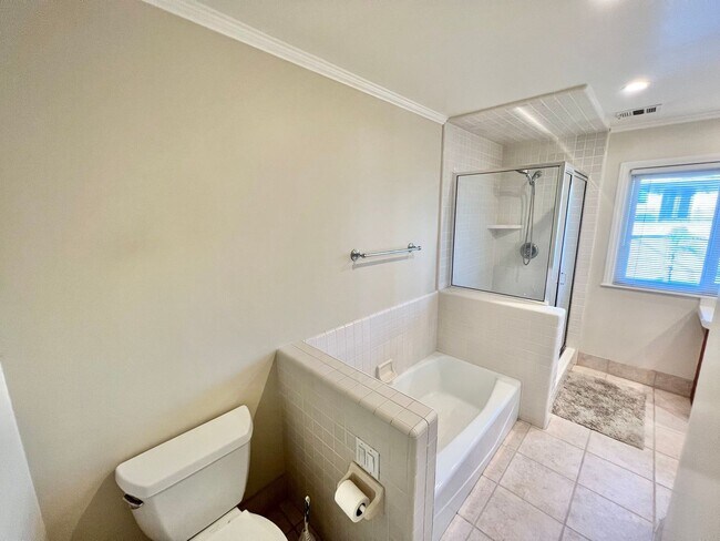 Building Photo - Peninsula Living just steps to the Beach - Garage included