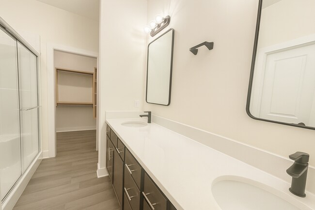 Building Photo - 1632/34 Hickory Creek