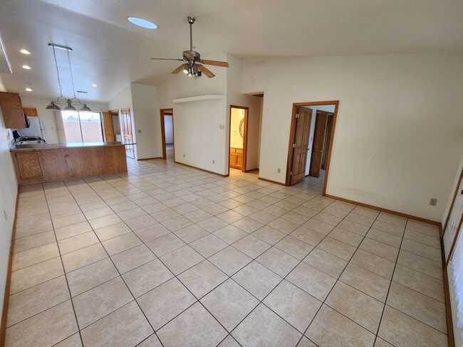 Building Photo - 2100 Hickory Dr