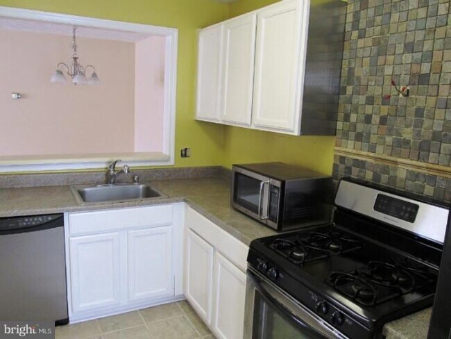 Building Photo - 2219 Hunters Run Dr