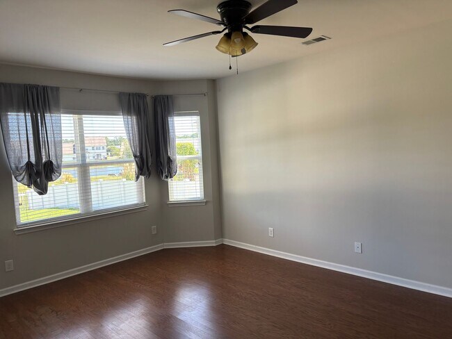 Building Photo - Great 4-Bedroom, 3-Bath