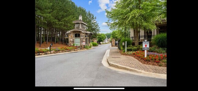 Building Photo - 109 Village Green Ave