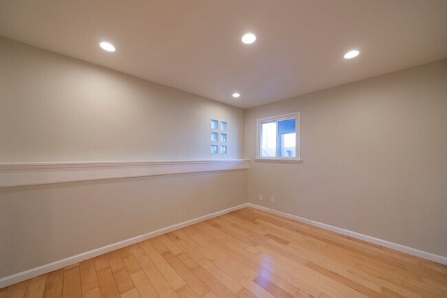 Building Photo - Warm & Inviting Manhattan Beach Rental Home!