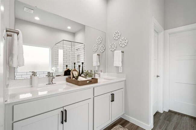 Building Photo - 14261 Lake Lodge Dr