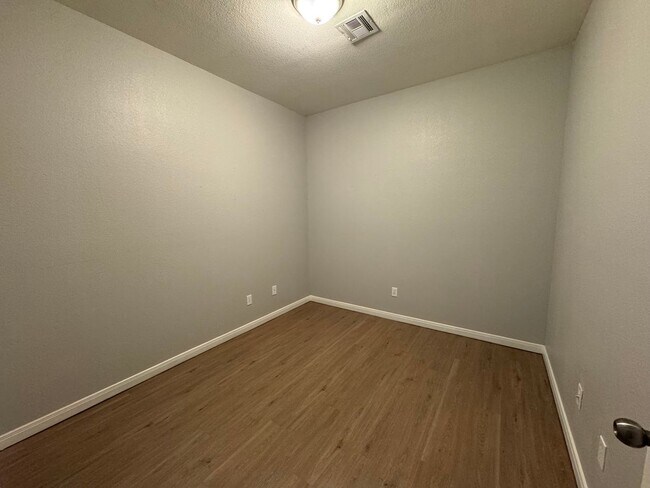 Building Photo - Updated 4 Bedroom Duplex in China Spring ISD