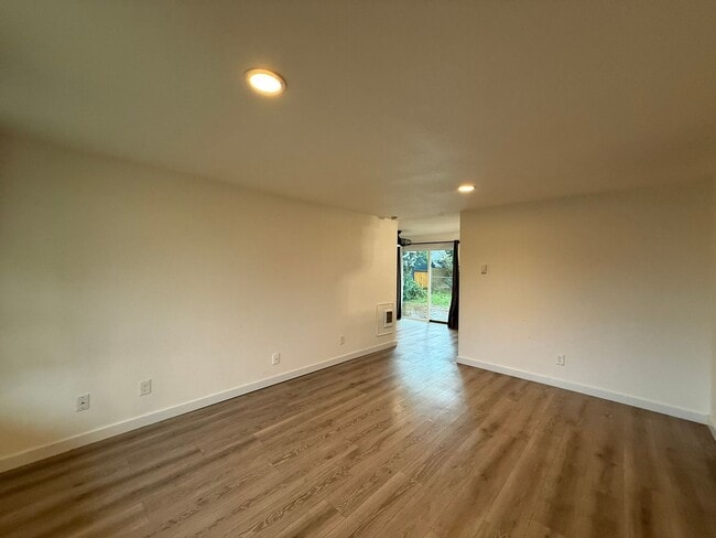 Building Photo - Weber - Seaside