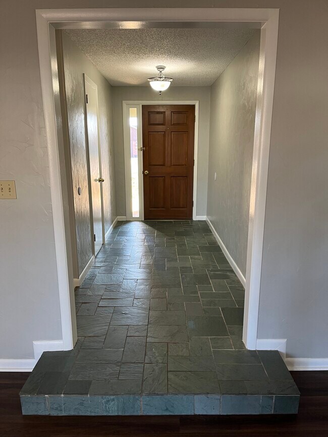 Foyer - 215 Magnolia Rd