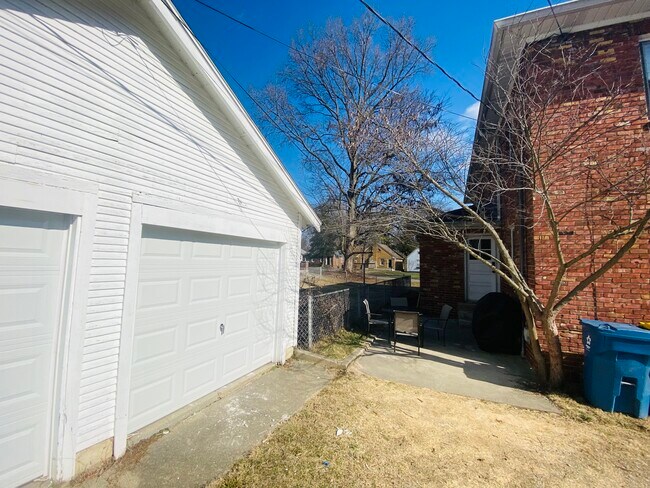 Building Photo - 930 E 56th St