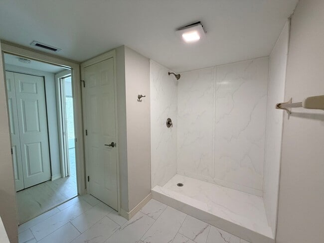 Building Photo - Beautiful Remodeled Townhome