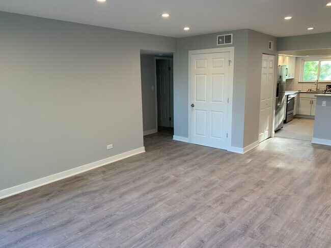 Building Photo - 9382 Bay Colony Dr