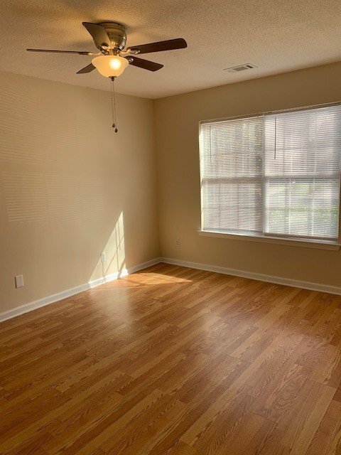 Building Photo - END-UNIT TOWNHOUSE FOR RENT - THE FARM