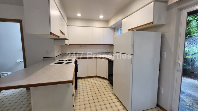 Building Photo - Cozy 1 BD | 1.5 BA Townhome with Patio - G...