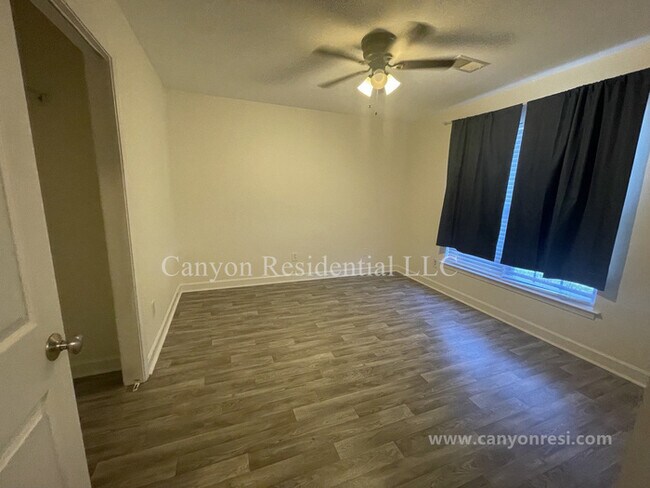 Building Photo - 1604 Cedrow Dr