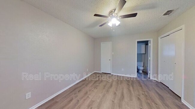 Building Photo - 2902 S Fielder Rd