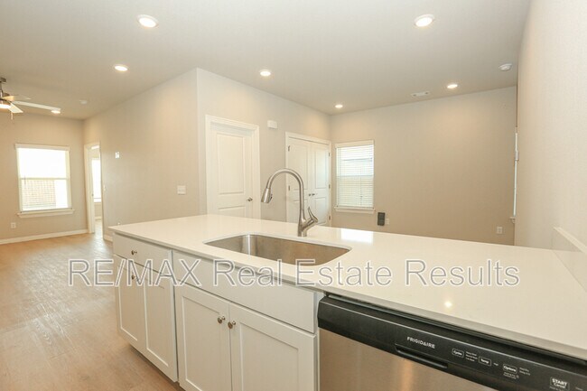 Building Photo - 1405 SW Poigai Wy