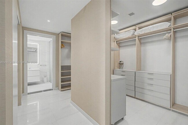 Building Photo - 300 Biscayne Blvd Way