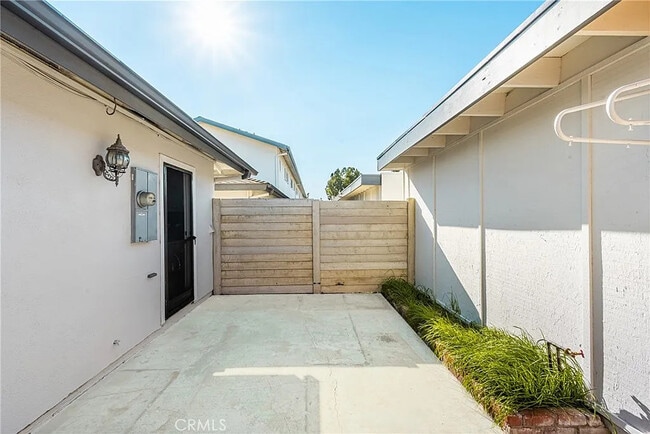 Building Photo - Charming 1-Bed Cottage with Utilities Included, Garage & In-Unit Laundry – Huntington Beach
