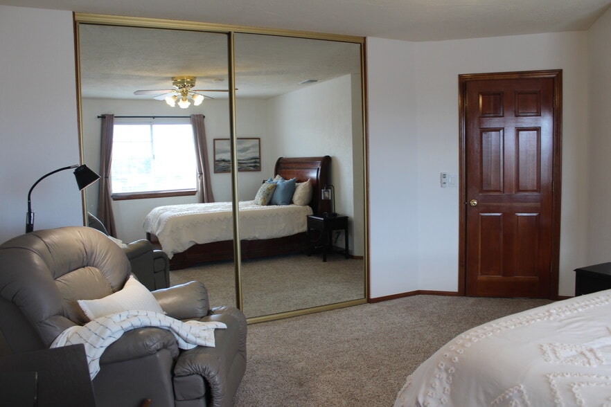 Queen Bedroom - 16362 Kamana Rd