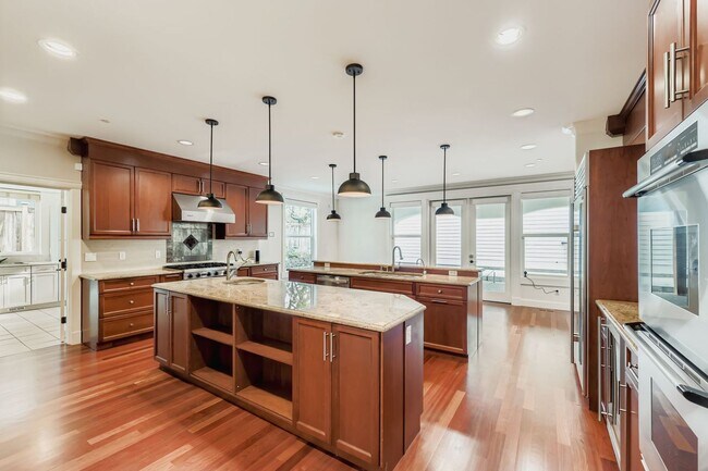 Building Photo - Stunning 5bed/5bath + Office in Prime Kirk...