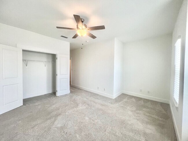 Building Photo - 107 Date Palm Ln