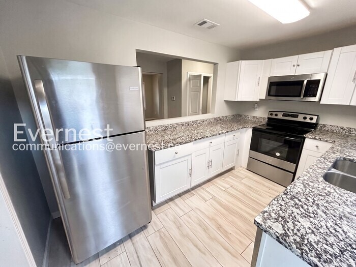 Building Photo - 1345 Twin Oaks Cir SE