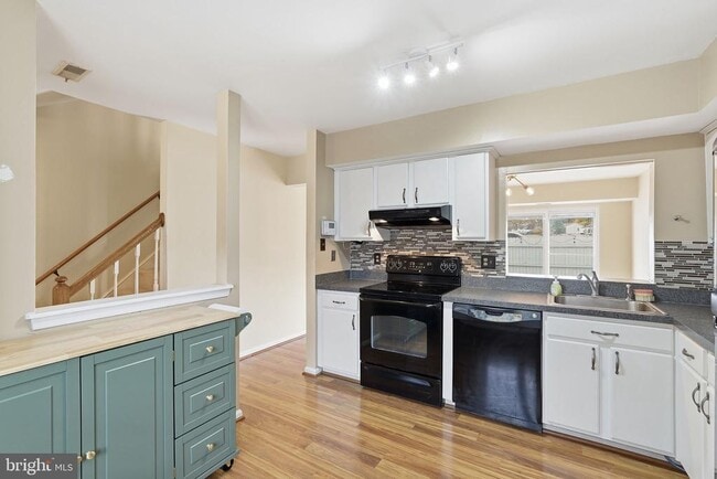 Building Photo - 168 Edinburgh Square