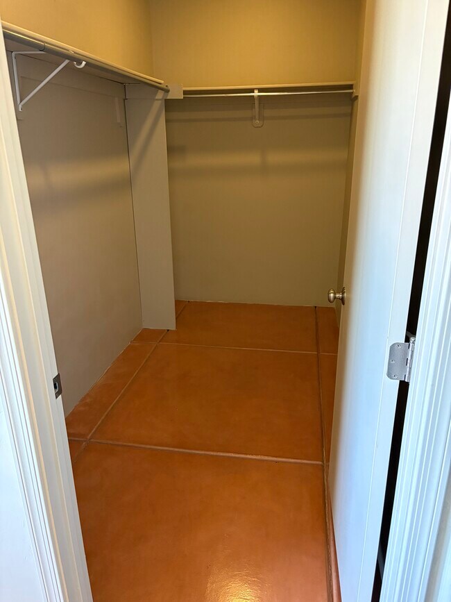 Building Photo - 1014 E Linden St