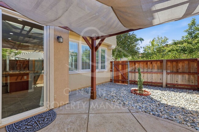 Building Photo - 1070 Sierra View Cir