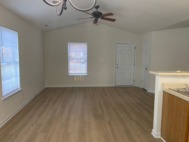 Building Photo - All new laminate flooring~3 bedroom 2 baths ~ small pet with fee ~Home Owner's Assocaite rules & ...