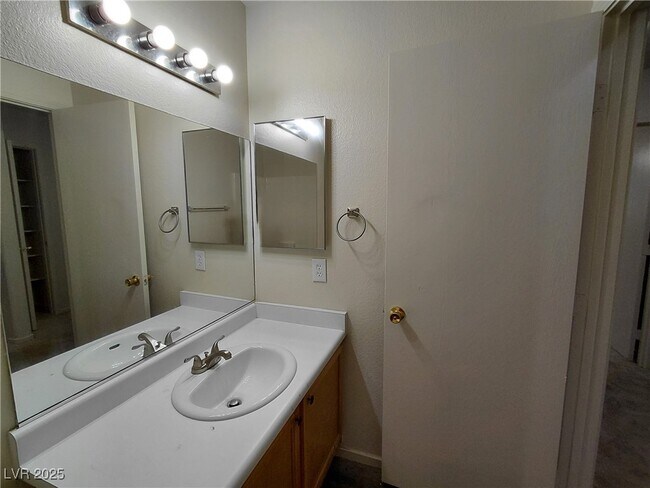 Building Photo - 9617 Pine River Ln