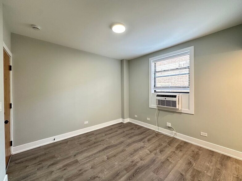 Building Photo - 545 W Belmont Ave