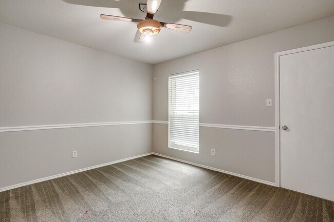 Building Photo - Spacious 4 Bed, 2 Bath Home in Ranch at Ea...
