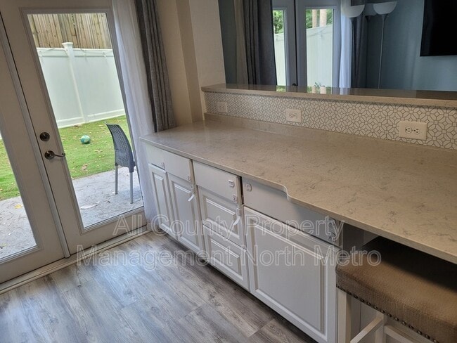 Building Photo - 5606 Roberts Dr