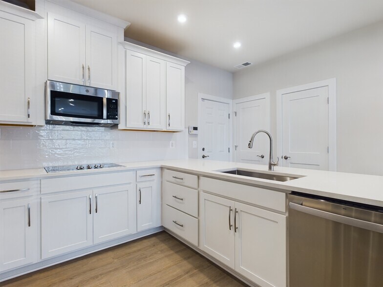 Building Photo - 43801 Middleway Ter